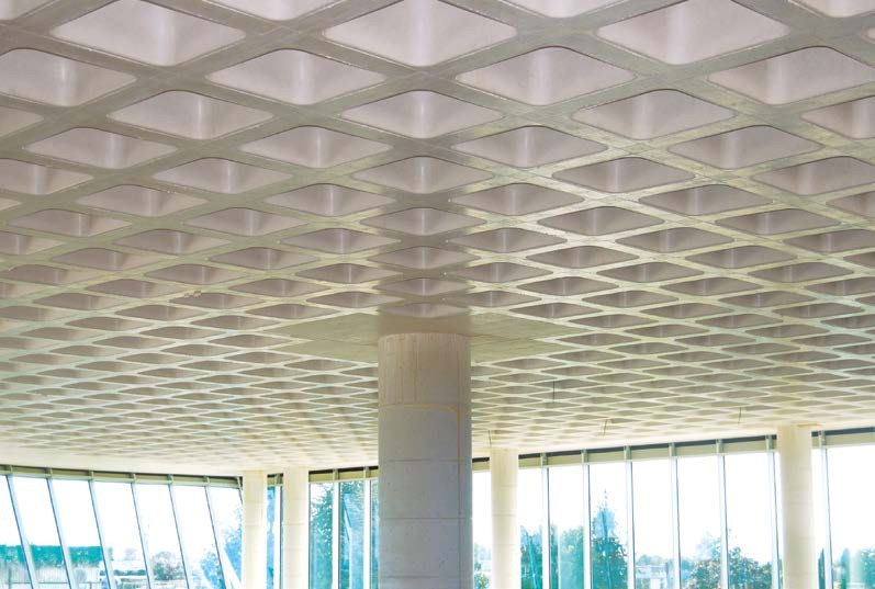 SKYDOME ermöglicht, orthogonale zweiachsige Rippen zu erhellen, um die Decke aus Beton leicher zu machen; auf diese Weise verbessert sich das seismische Verhalten des Gebäudes und man realisiert große Spannweiten der Deckenbalkenlage