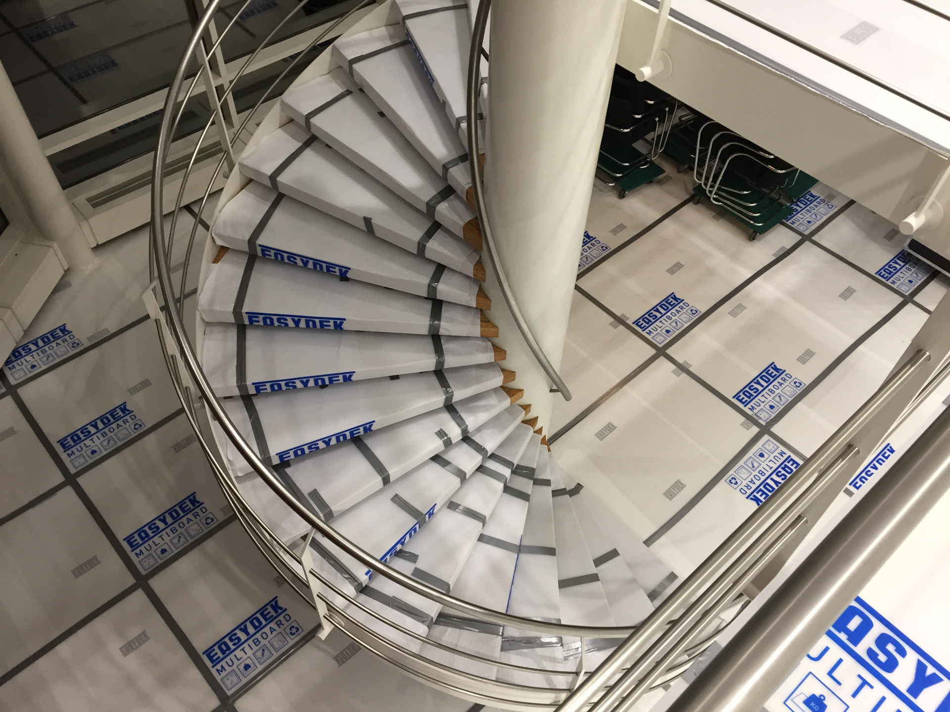 Abgedeckte Treppenstufen mit MULTI BOARD Kunststoff-Doppelsteg-Platten