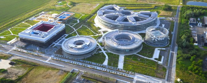 Der große wissenschaftliche Komplex in der Nähe von Paris besteht aus mehreren Gebäuden, die an ihrem runden Grundriss erkennbar sind.  Um die Raumaufteilung zu planen, war es notwendig, die Struktur säulen- und balkenfrei zu gestalten. Mit der Airplast -