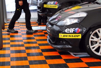 Zeltboden SUPREME in Schwarz-Orange im Fahrerlager des Racing-Teams