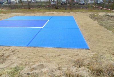 Neues Basketball Kleinspielfeld für 3 x 3 Spiel in Blau auf Schulhof in Neustadt-Glewe