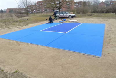 Neues Basketball Kleinspielfeld für 3 x 3 Spiel in Blau auf Schulhof in Neustadt-Glewe