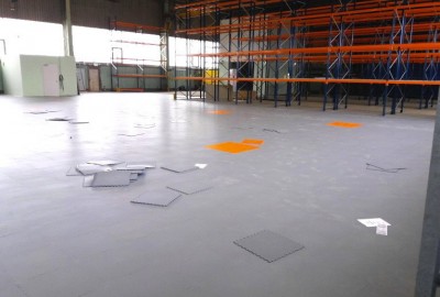 1005 qm neu verlegter und zugeschnittener PVC Industrieboden in der Gewerbehalle eines Dienstleisters für die Reparatur, Wartung und Instandhaltung von Seenot-Rettungsbooten