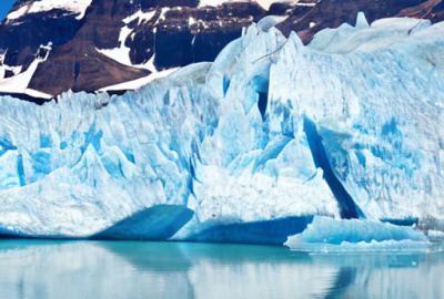 Die Folgen wenn Gletscher schmelzen Gletscher speichern enorme Mengen an Wasser. Wenn sie schmelzen, kann dies zu einem Anstieg des Meeresspiegels  um mehrere Meter führen. Dies ist ein sehr ernstes Problem, denn ein Anstieg des Meeresspiegels um nur ein 