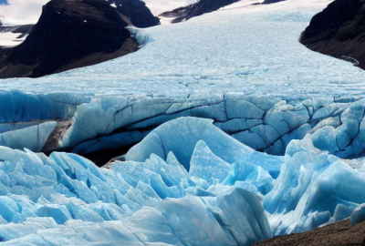 Auch der Verlust von Gletschern hat Auswirkungen auf die Umwelt.  Wenn sie schmelzen, werden sie zu Flüssen und Seen. Diese können eine große Menge an Schlamm und Geröll in die Umgebung  transportieren, was für andere Tiere und Pflanzen ein Problem sein k