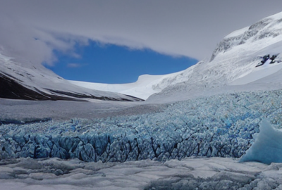 Gletscher speichern riesige Mengen an Wasser. Wenn sie schmelzen, kann dies zu einem massiven  Anstieg des Meeresspiegels um mehrere Meter führen.