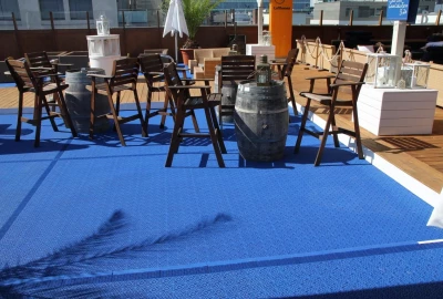  Blauer Bodenbelag der Frankfurter Summer Lounge