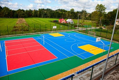 3 x 3 Basketballspiel ist zudem sehr gut geeignet für den Schulsport, da sich mehr Schülerinnen und Schüler auf einem Basketballfeld bewegen lassen und sich alle am Spiel beteiligen müssen.