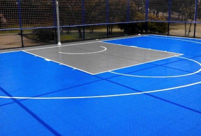 Das 3 x 3 Basketball-Spielfeld An den Seiten ist ein hindernisfreier Sicherheitsbereich von mindestens einem Meter empfehlenswert.  Hinter der Grundlinie (Korbseite) sollten es zwei Meter sein. Die Säule der Korbanlage sollte so weit wie möglich hinter de