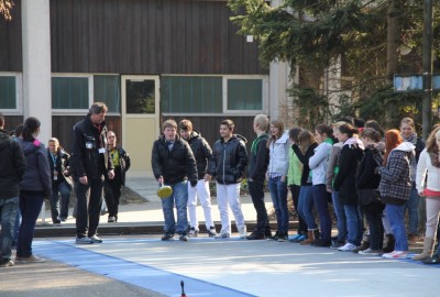Besucher der Eisstock Veranstaltung probieren die neue Eisstocksommerbahn aus