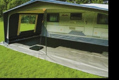 Montage Camping-Vorzelt mit Vorzelt-Bodenplatten Typ EXPO-tent, mit Steck-Verbindung, Oberfläche mit quadratischen Flächen