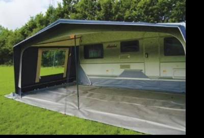 Verlegung Camping-Vorzelt mit Vorzelt-Bodenplatten Typ EXPO-tent, mit Steck-Verbindung, Oberfläche mit quadratischen Flächen