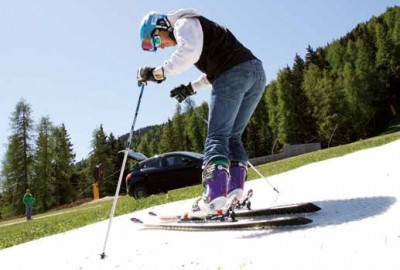 Skilehrer auf einer GEOSKI Skipiste zum alpinen Skilauf ohne Schnee
