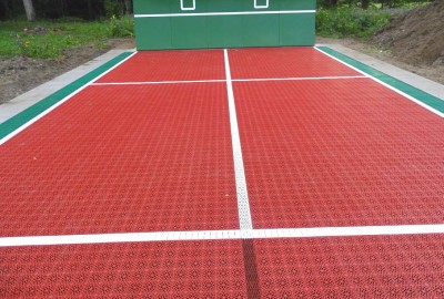 Den Tennisboden und Zubehör lieferte OSTACON Bodensysteme, die Installation wurde über BTS Berlin Tennis Service GmbH, Niederlassung Rosengarten  und dem Team von Detlef Beuerle, fachkundig ausgeführt.