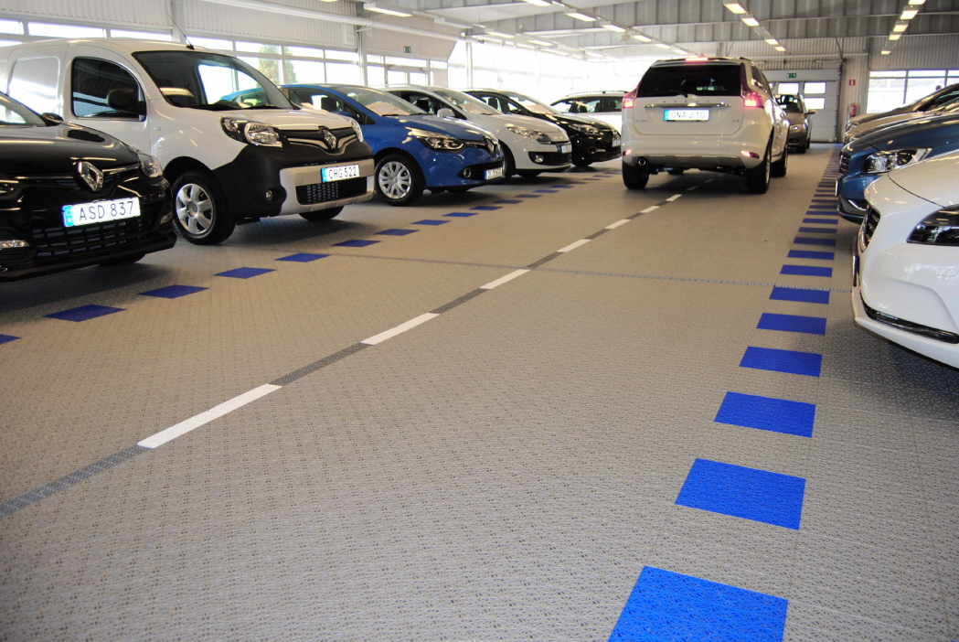 PKW Ausstellung im Fahrzeughandel mit Kunststoff-Boden Typ SUPREME