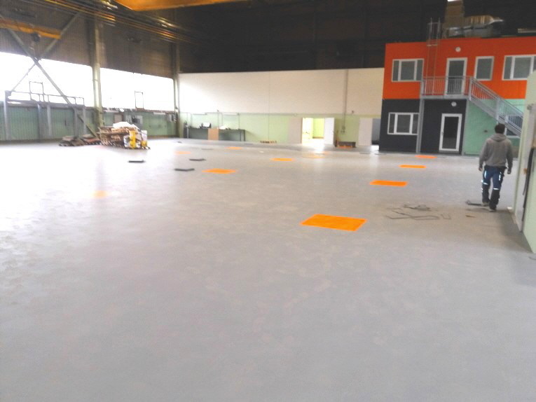 Installierter Industrie-Bodenbelag auzs 7 mm PVC-Fliesen Oberfläche Leder glatt in Grau mit Orange